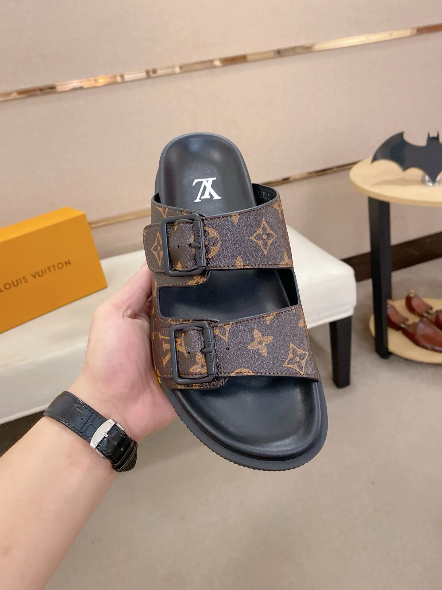 Factory price: 420💰Made by LV🔍Top purchasing agent. Men's spring and summer slippers are available at the same counter. The uppers are made of cowhide imported from Italy. High-quality craftsmanship, soles: original soles specially provided by the original factory, exclusive movable molded soles are super comfortable, original factory follow-up goods, 🔍🔍high quality, can be entered and exited the counter at will, welcome to compare, code number 38-44. Can be customized45